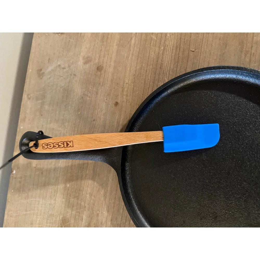 Galerie Cast Iron Round Griddle Pan with Hershey‎ Kisses Mini Silicone Spatula